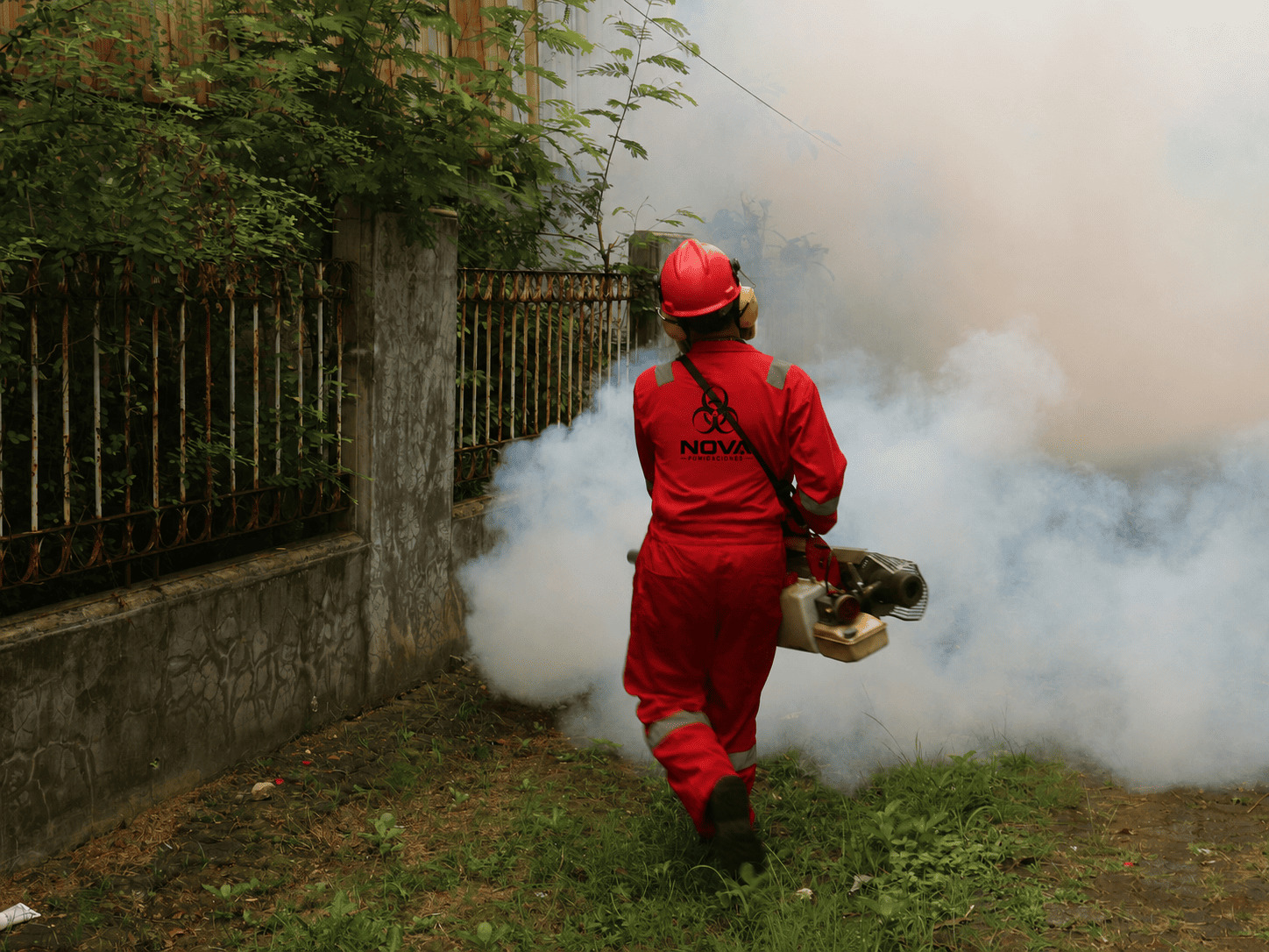Operario de Nova Fumigaciones realizando un tratamiento al aire libre
